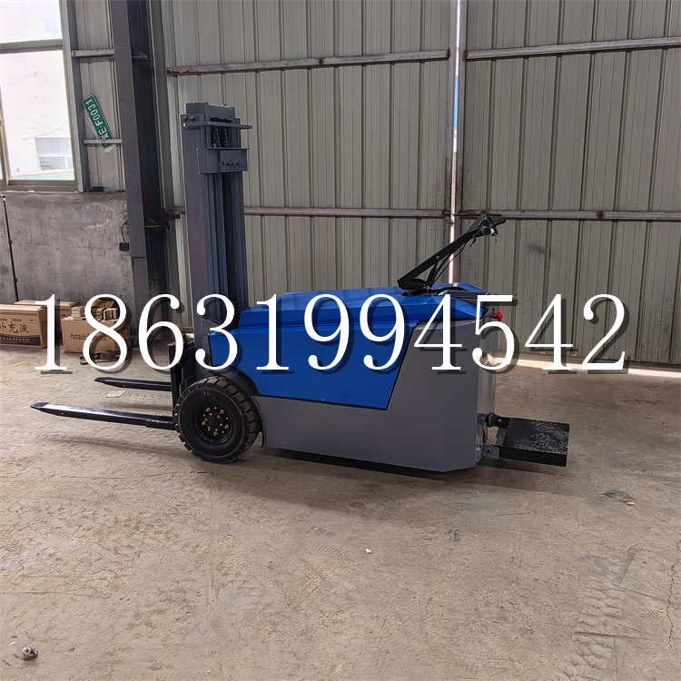 洮南市全电动叉车插腿式堆高车液压装卸车1.5吨升高小型站驾式铲车